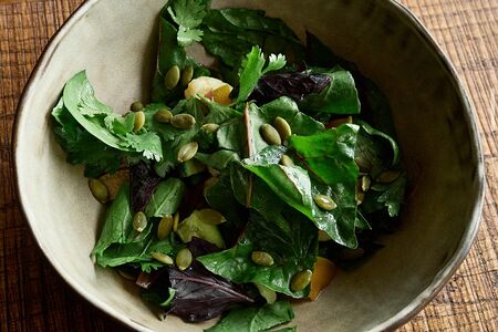 Зеленый салат, цветная капуста, горошек, семечки