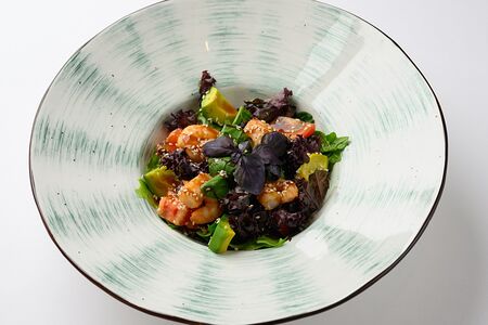 Салат с креветками и авокадо