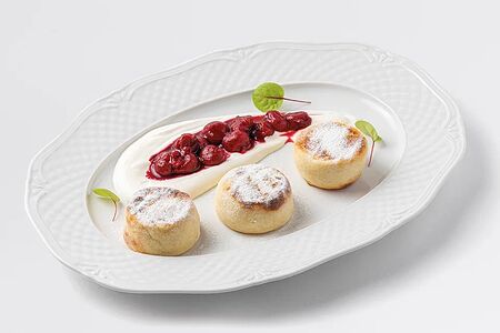 Сырники с вишневым соусом и сметаной