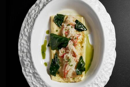 Омлет со сливочным крабом и шпинатом