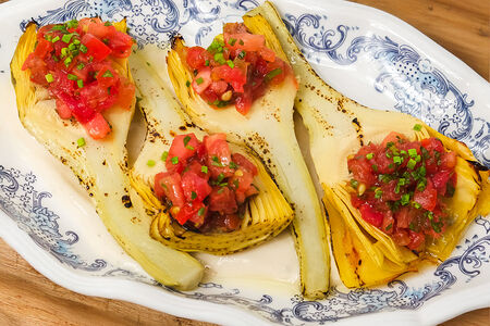 Жареные артишоки с айоли и томатной сальсой