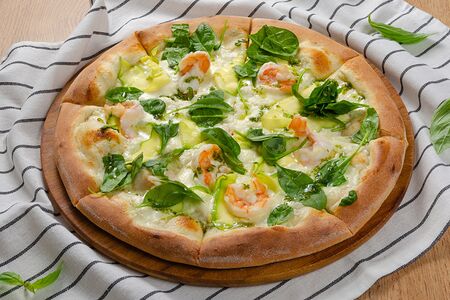 Пицца Креветки с цукини и соусом песто