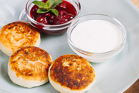 Сырники из рикотты со сметаной и вареньем