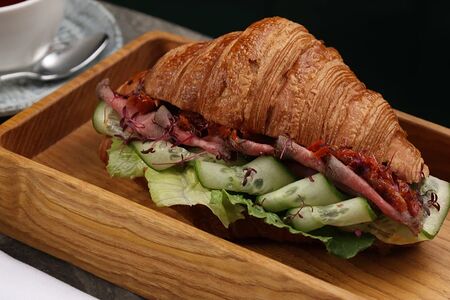 Круассан с ростбифом и горчичным айоли