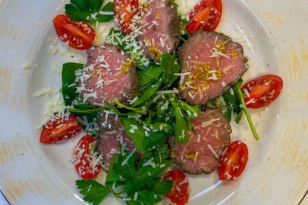 Салат с ростбифом и пармезаном