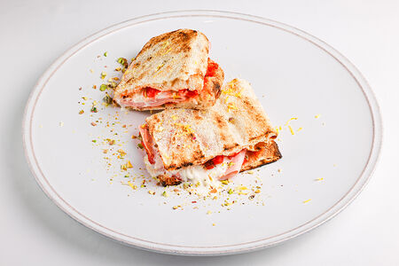 Тост с мортаделлой и страчателлой