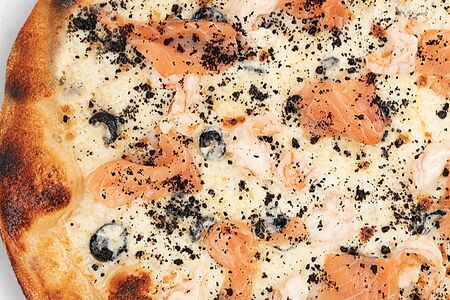 Пицца с лососем, креветками и мидиями 