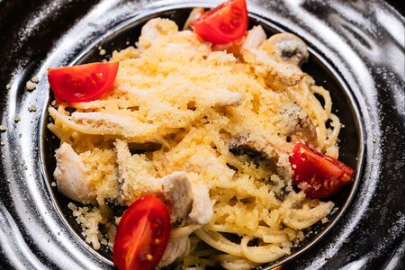 Паста с курицей и грибами 