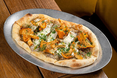 Фокачча, камамбер, лисички