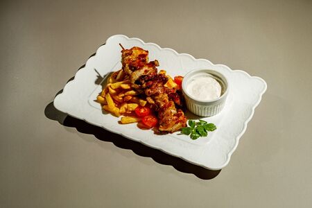 Шашлычок из цыпленка с картофелем фри