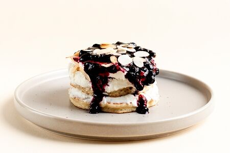 Панкейки с черникой и сливочным кремом