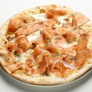 Пицца с пармой, горгонзолой и грецким орехом