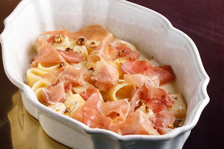 Каламарата с прошутто San Daniele D.O.P, горгондзолой и грецким орехом 