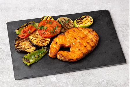 Семга с овощами гриль