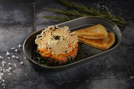 Тартар из лосося с эспумой из пармезана