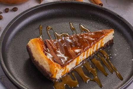 Домашний чизкейк с соленой карамелью