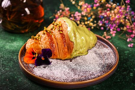 Круассан с фисташкой