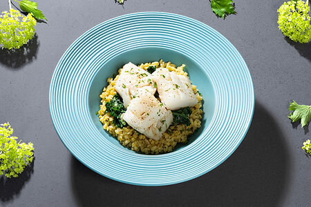 Треска с булгуром и жареным кейлом