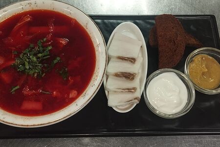 Борщ с салом, хлебными гренками и горчицей