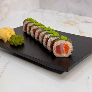 Ролл с лососем, тунцом и морским окунем 