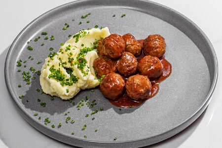 Фрикадельки в малиновом демигляссе