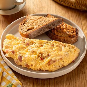 Омлет с беконом и сыром