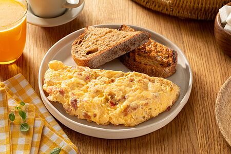 Омлет с беконом и сыром