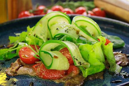 Салат с ростбифом и овощами