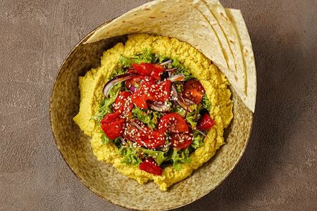 Хумус с салатом и питой