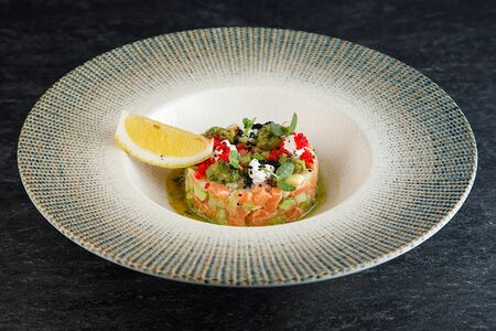 Тартар из лосося с авокадо