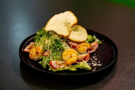 Салат Цезарь с креветками