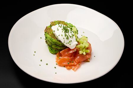 Оладьи из цукини со шпинатом и форелью