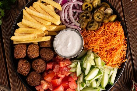 Шаверма на тарелке с фалафелем