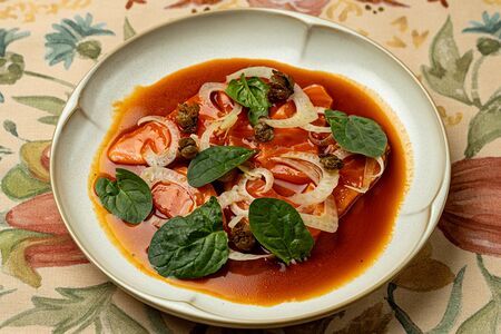 Крудо из лосося с солеными каперсами и фенхелем