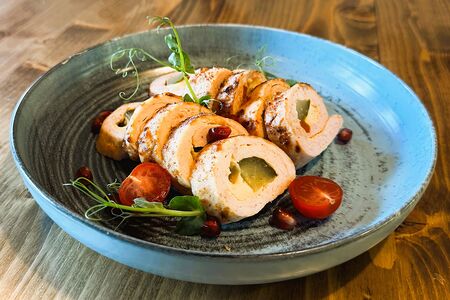 Рулет из цыпленка с маринованными огурчиками и перцем