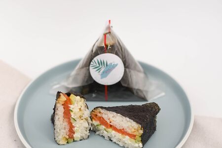 Онигири с лососем