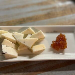 Козий белый сыр с трюфелем