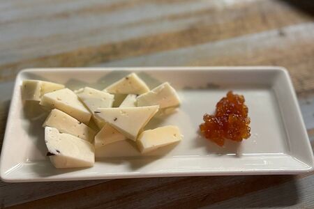 Козий белый сыр с трюфелем