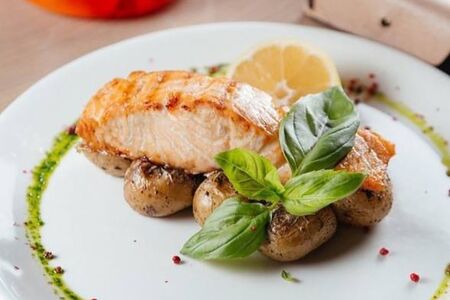 Стейк из лосося с бейби-картофелем