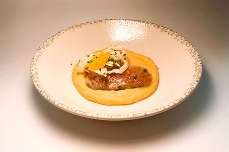 Вырезка свиная, пюре из нута, фенхель