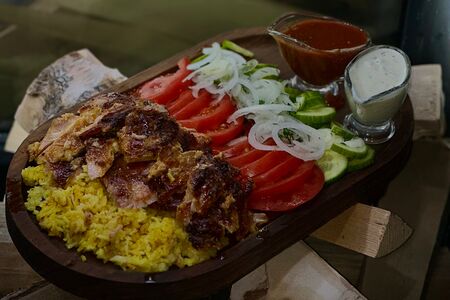 Плов с куриным мясом, обжаренный на огне