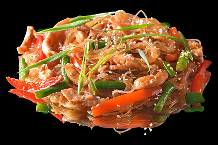 Фунчоза с курицей и овощами в сладком соусе