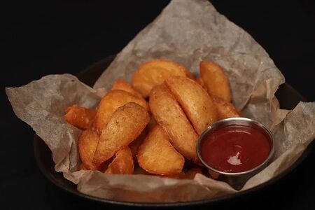 Картофельные дольки с соусом