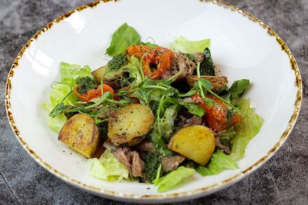 Салат с ростбифом и томатами