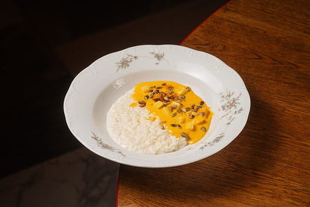 Рисовая каша на кокосовом молоке с пюре из манго