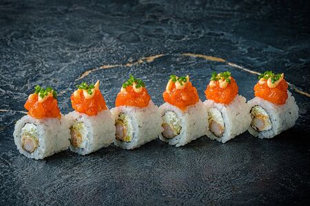 Ролл с креветкой и острым лососем