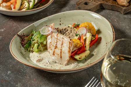 Кальмар гриль с киноа и овощами