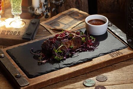 Брискет из конины с винно-ягодным соусом