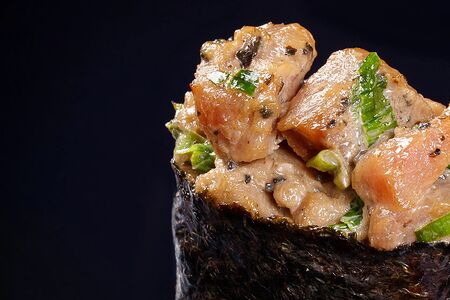 Гункан с тунцом и трюфелем