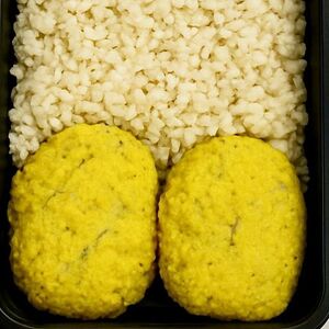 Котлета рыбная с гарниром и соусом